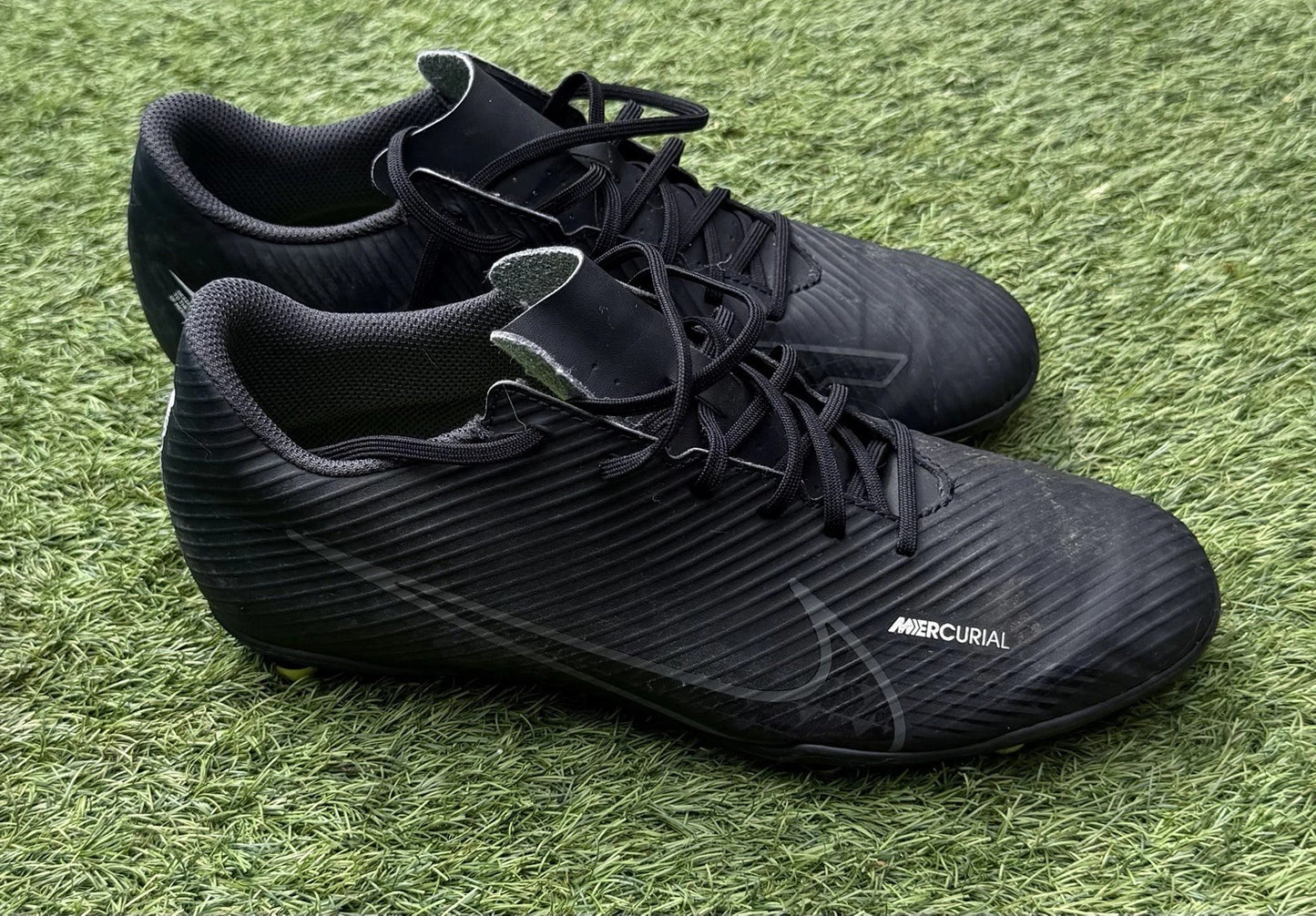 Junior Nike Mercurial Vapor 15 Club FG/MG Football Boots Black/Grey UK Size 6.5