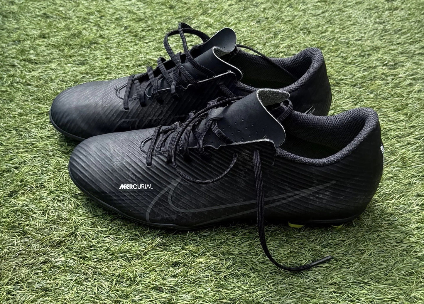 Junior Nike Mercurial Vapor 15 Club FG/MG Football Boots Black/Grey UK Size 6.5